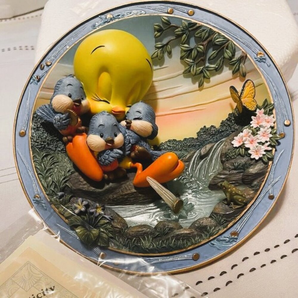 BRADFORD EXCHANGE LOONEY TOONS TWEETY BIRD COLLECTORS PLATE, FOUR COINS IN A FO